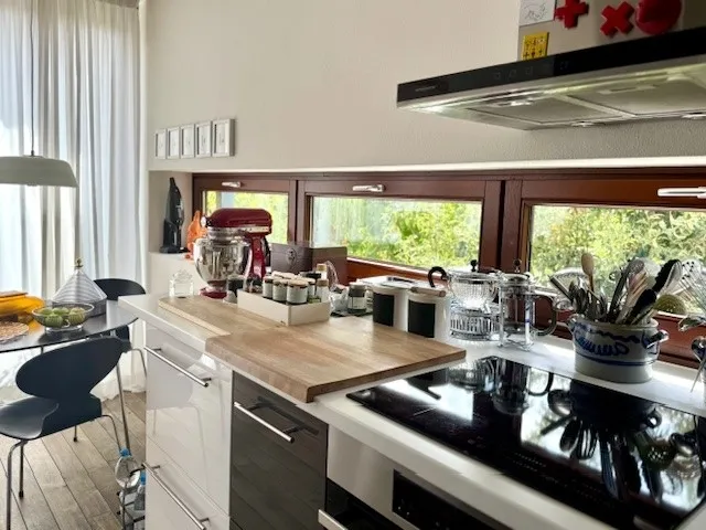 Die Küche mit Blick in die Obstbäume