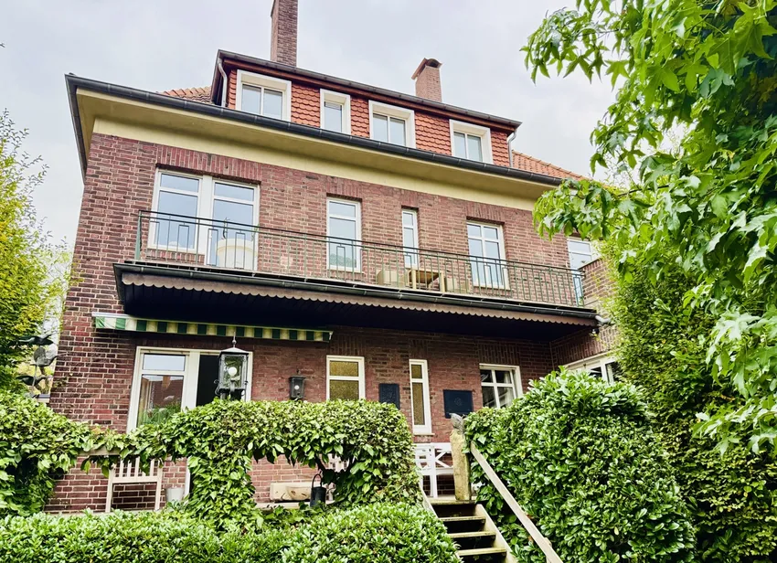 Blick vom Garten auf das Haus