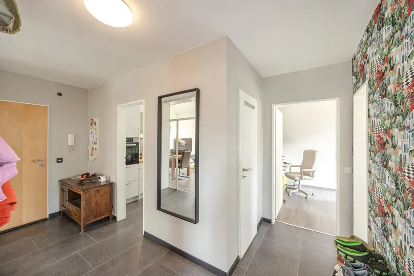 Der schöne, große Eingangsbereich mit Blick zur Küche und zum Arbeitszimmer