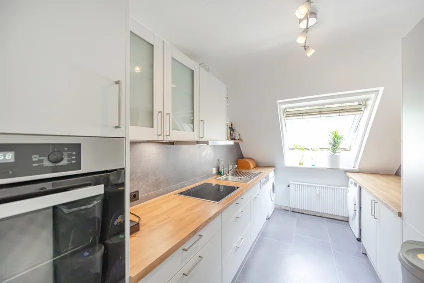 Die großzügige, lichtdurchflutete Küche...