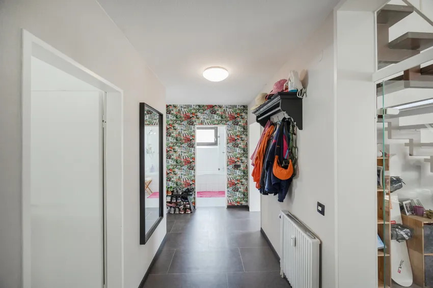 Der Flurbereich mit Blick zum Badezimmer