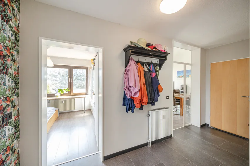 Der Eingangsbereich mit Blick zum Wohn- und Essbereich und zum Schlafzimmer