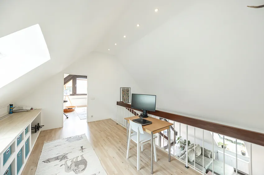 ...mit Blick zum Schlafzimmer