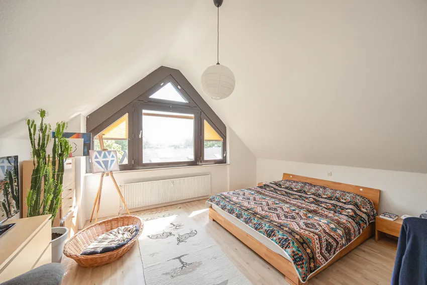 Das zum Giebel hin offene Schlafzimmer...