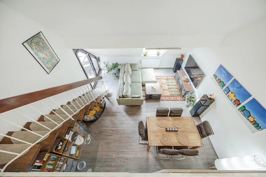 ... sowie der spektakuläre Blick von der Empore in den unteren Wohnbereich