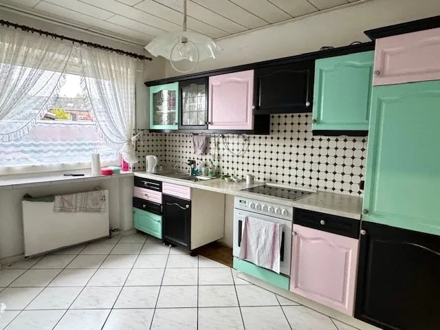 Die geräumige Küche im EG