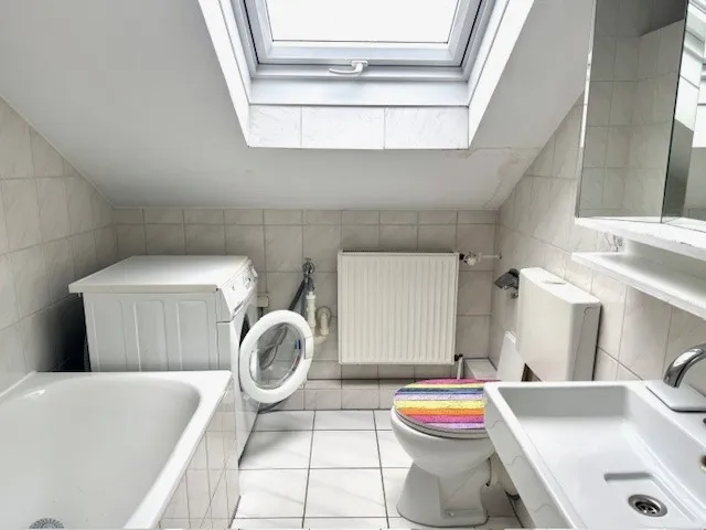 Das Bad mit Dusche, Wanne und Wa-Maschinen-Platz im OG