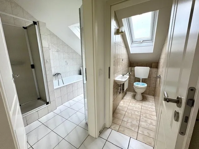 Modernisiertes Bad und Gäste-WC im OG
