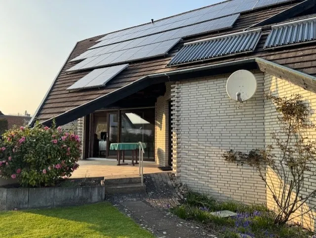 Die überdachte Terrasse in der Abendsonne