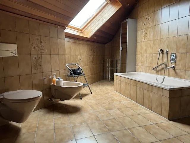 Das geräumige Bad im OG mit Wanne