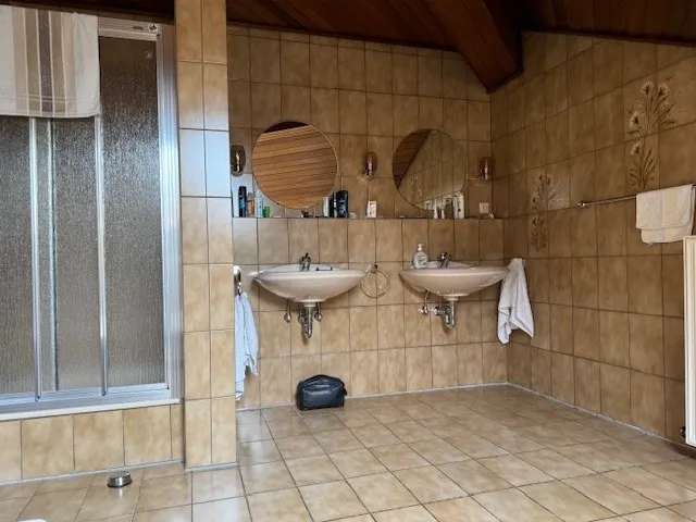 Dusche und Doppelwaschtisch