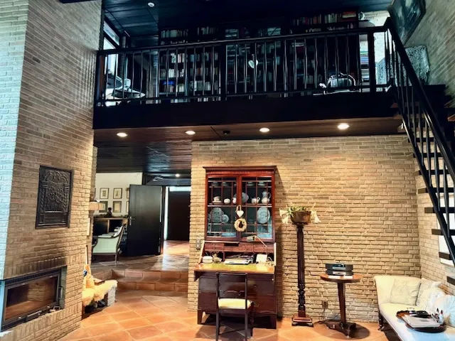 Blick zur Bibliothek vom Kaminzimmer aus