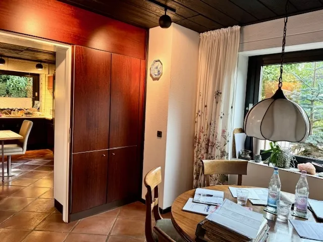 Die Küche mit Einbauschränken 