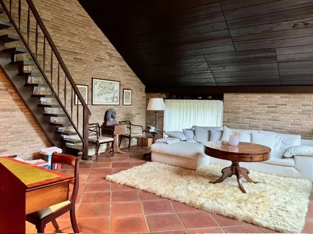 mit Treppenaufgang und