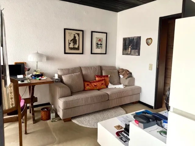 Das Jugendzimmer mit Balkon und Schlafebene im Spitzboden