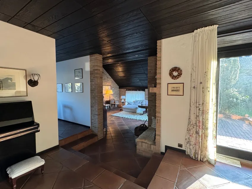 Weg zur Wohnzimmer mit Kaminecke