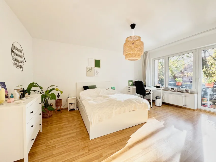 Lichtdurchflutet mit Zugang zur Loggia...