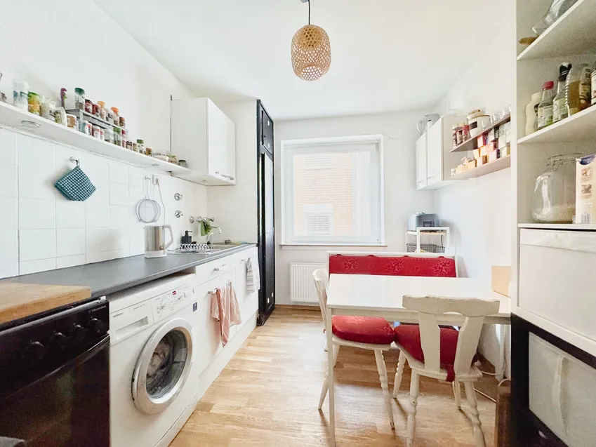 Die geräumige Küche mit Waschmaschinenanschluss...