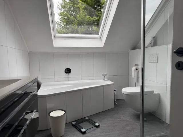 Das modernisierte Bad mit Eck-Wanne und Dusche