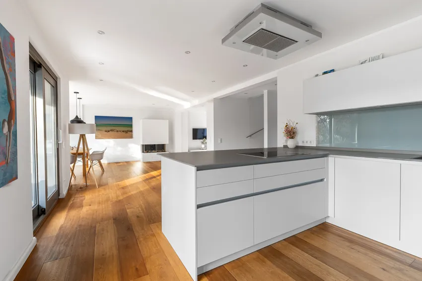 Blick aus der Küche in den Wohn-/Essbereich