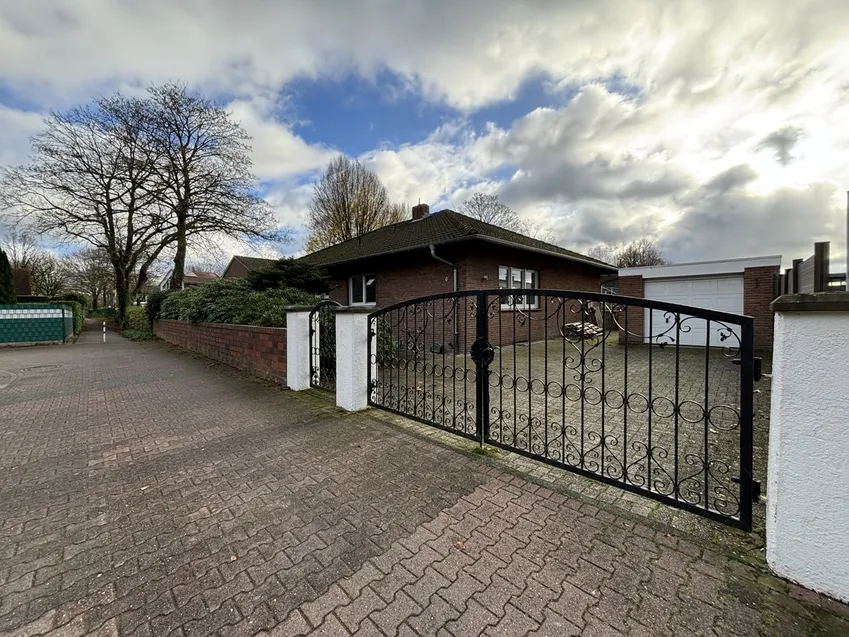 Frontansicht mit Tor