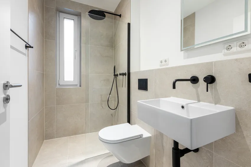 Gäste-WC mit Dusche im Erdgeschoss