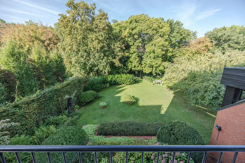 Blick vom Balkon in den Garten