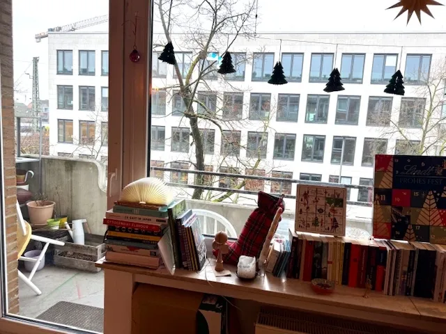 Wohn-Ess-Zimmer und zweiter Balkon zur Straßenseite