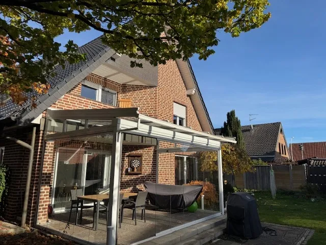 mit dem geräumigen Wintergarten