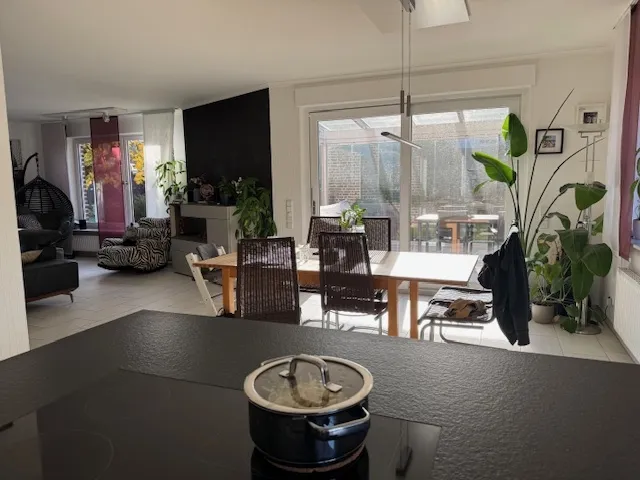 Essplatz mit Zugang zum Wintergarten