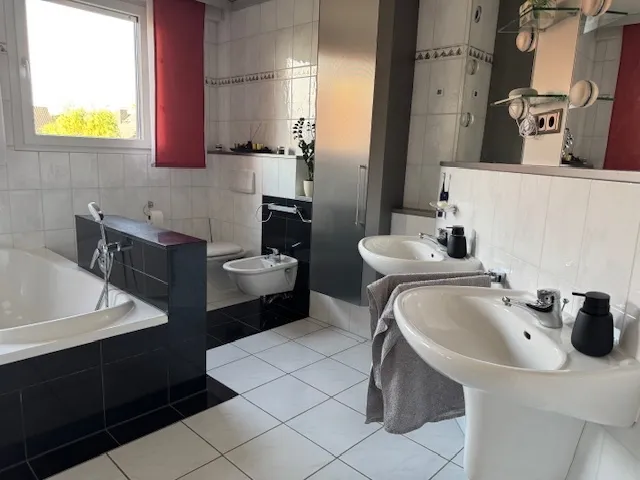Das Bad mit freistehender Wanne, WC, Bidet und Doppelwaschtisch