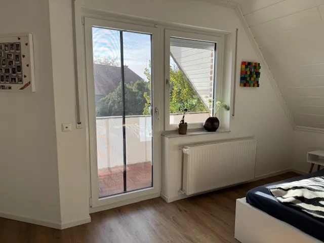 Schlafzimmer mit Zugang zur Loggia