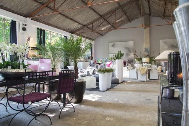 Die Ausstellungshalle mit den großen Fensterfronten