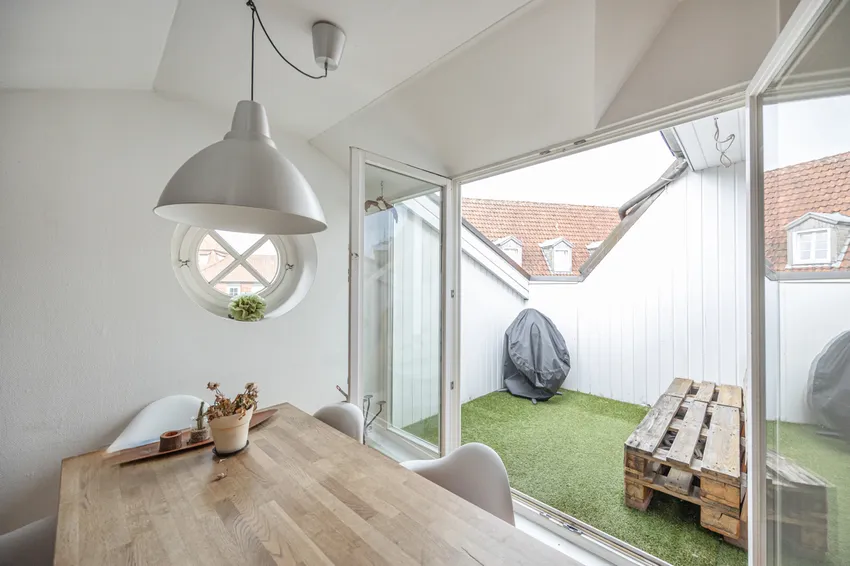 ...mit Esstisch und Blick zur Loggia