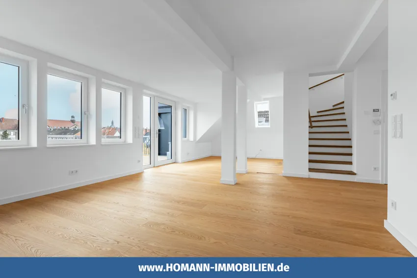 Blick auf den Wohn-/ Essbereich und den Aufgang zur 2. Wohnebene