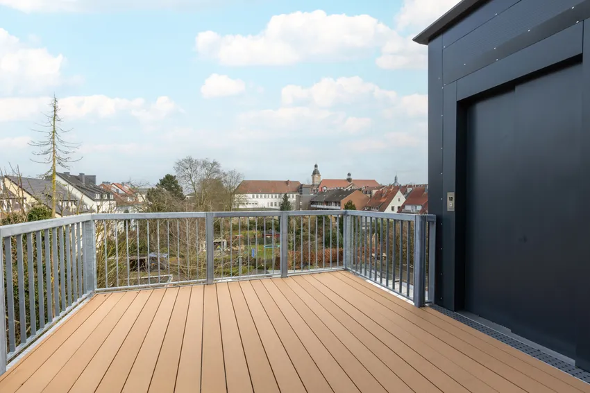 ...mit Zugang zum Balkon und  Aufzug