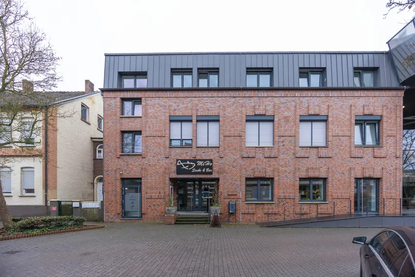 Frontansicht Restaurant/Wohnungen