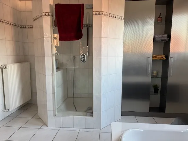 große Dusche und Badmöbel