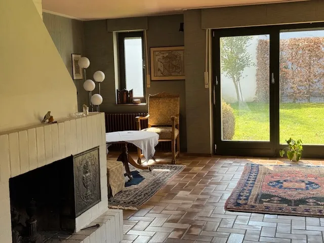 und Blick durch die großen Fensterflächen im Wohnbereich