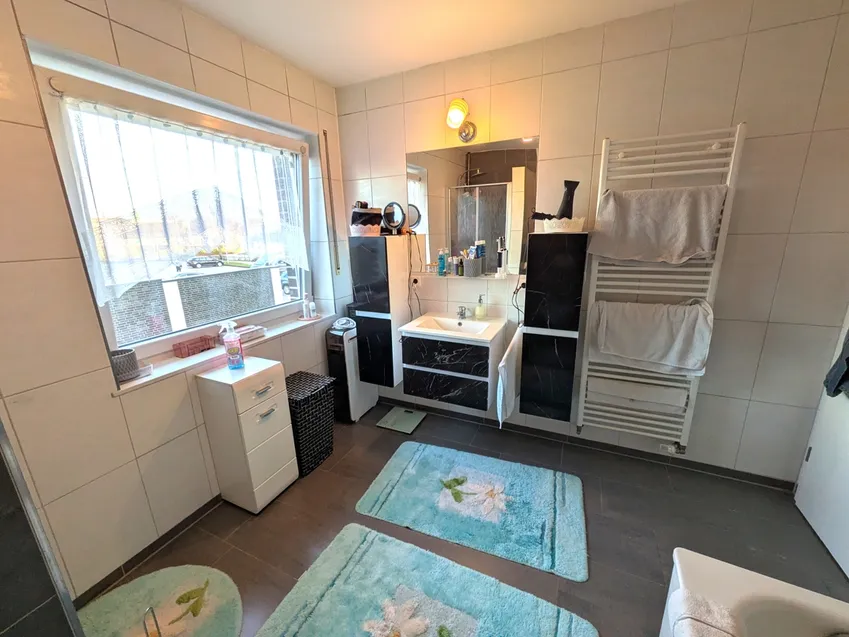 Im Bad und in alles Wohnbereichen gibt es eine behagliche Fußbodenheizung