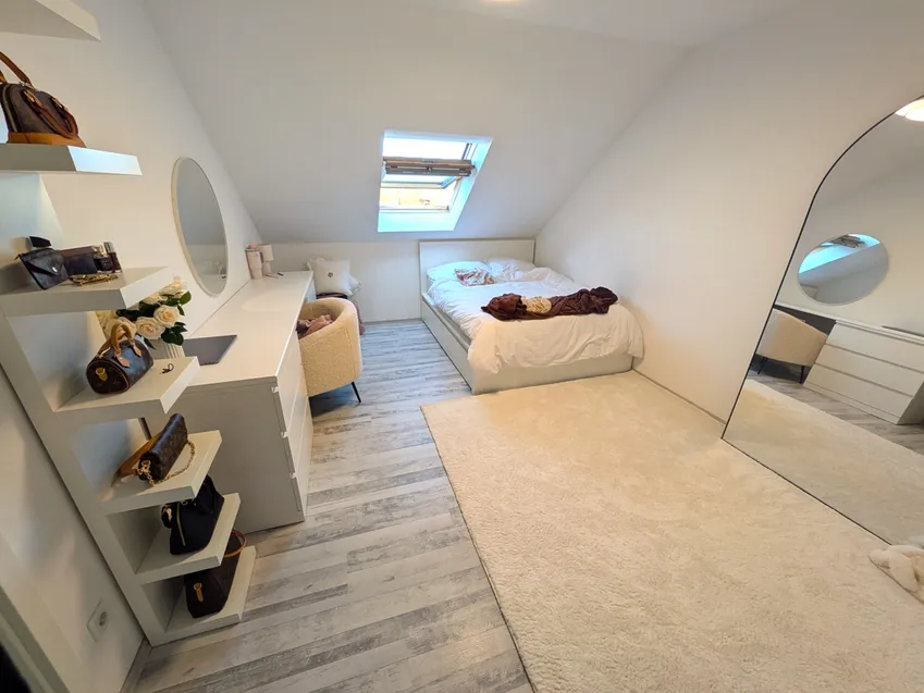 Im Dachgeschoss befindet sich ein zusätzliches Zimmer