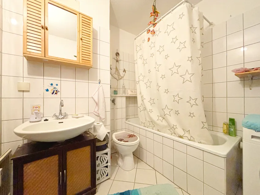 Das Badezimmer mit Waschmaschinenanschluss