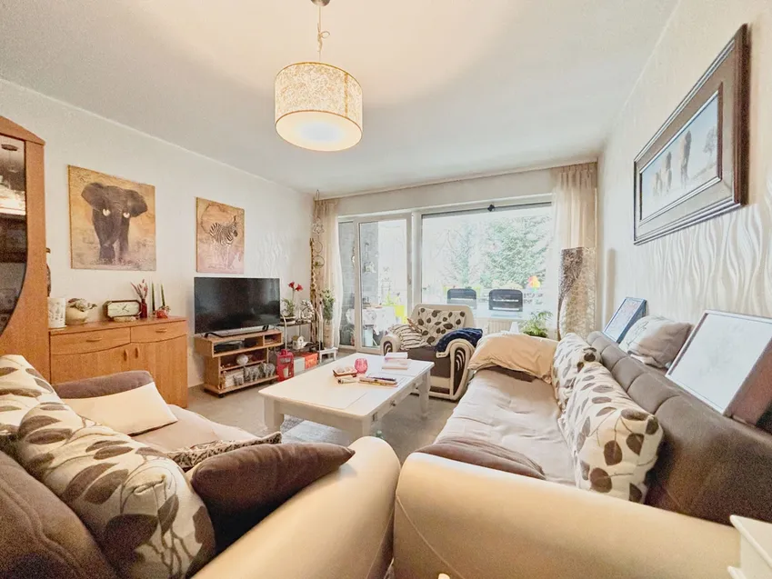 ...mit Blick vom Essplatz zum Balkon...