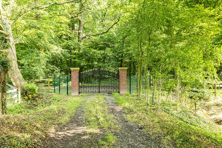 Capeller-Tor und Zufahrt