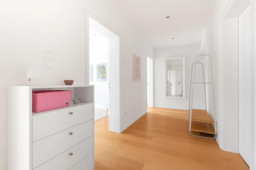 Flur mit Blick in die Wohnung