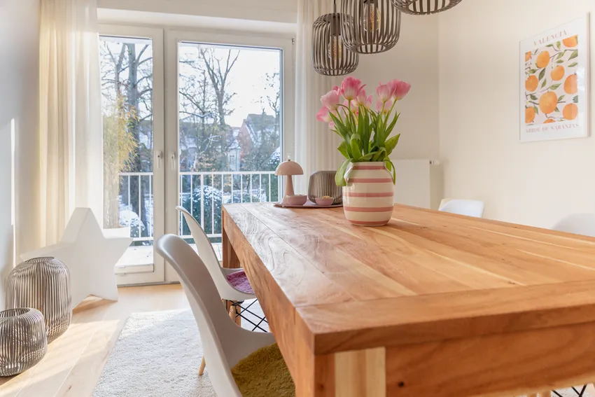 Esszimmer mit Blick auf den Balkon und die Promenande