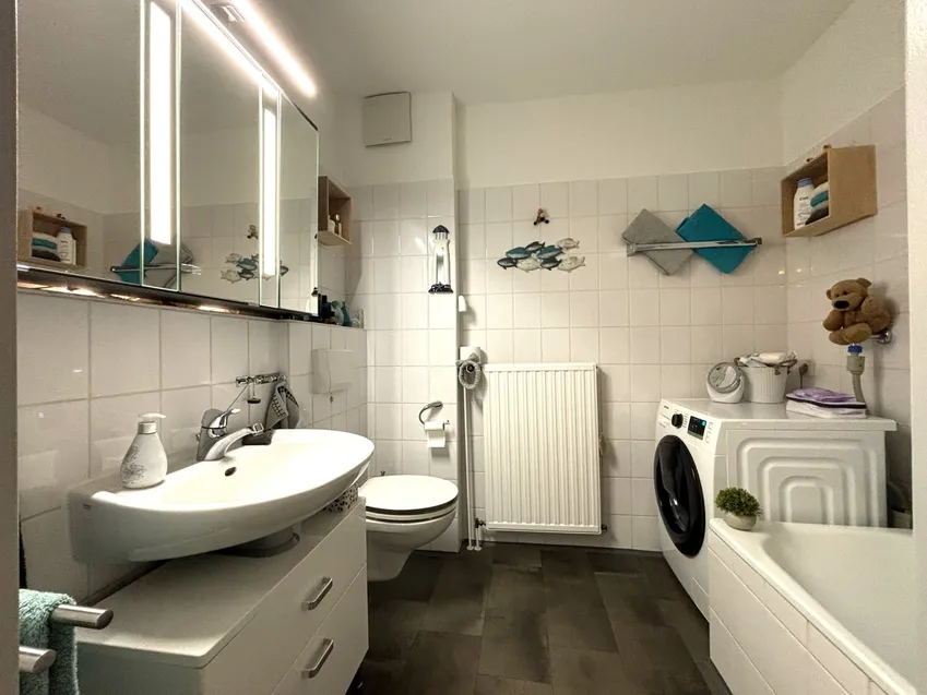 Bad mit Badewanne 1.OG