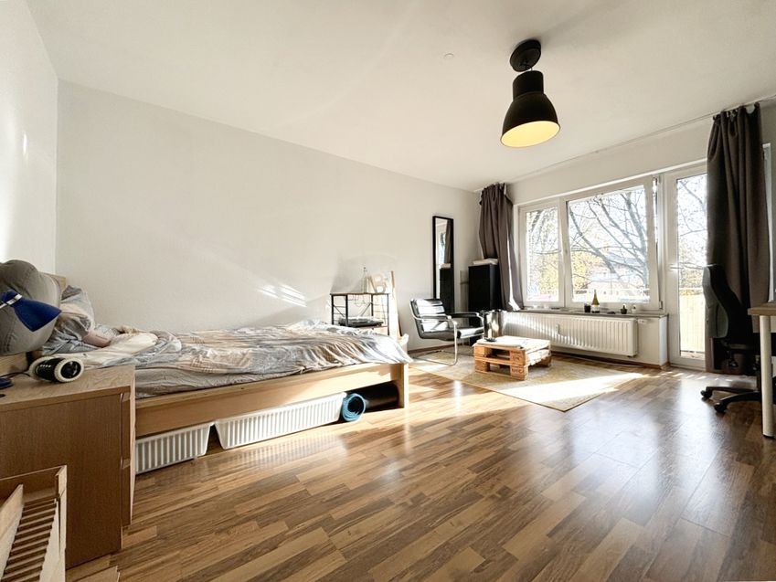 Das große Wohnzimmer mit Zugang zum Balkon... .