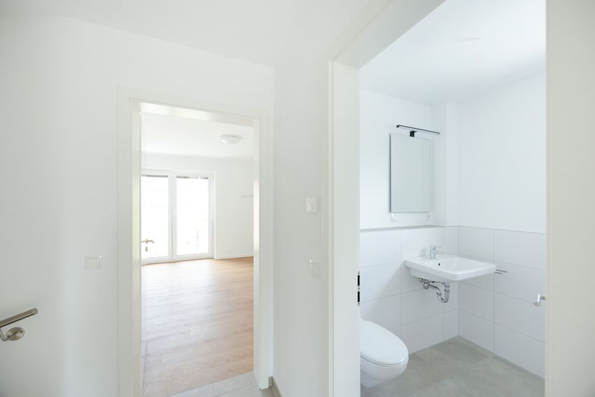 Blick zum Bad und zu einem Schlafzimmer