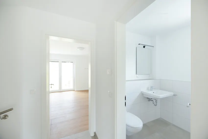 Blick zum Bad und zu einem Schlafzimmer